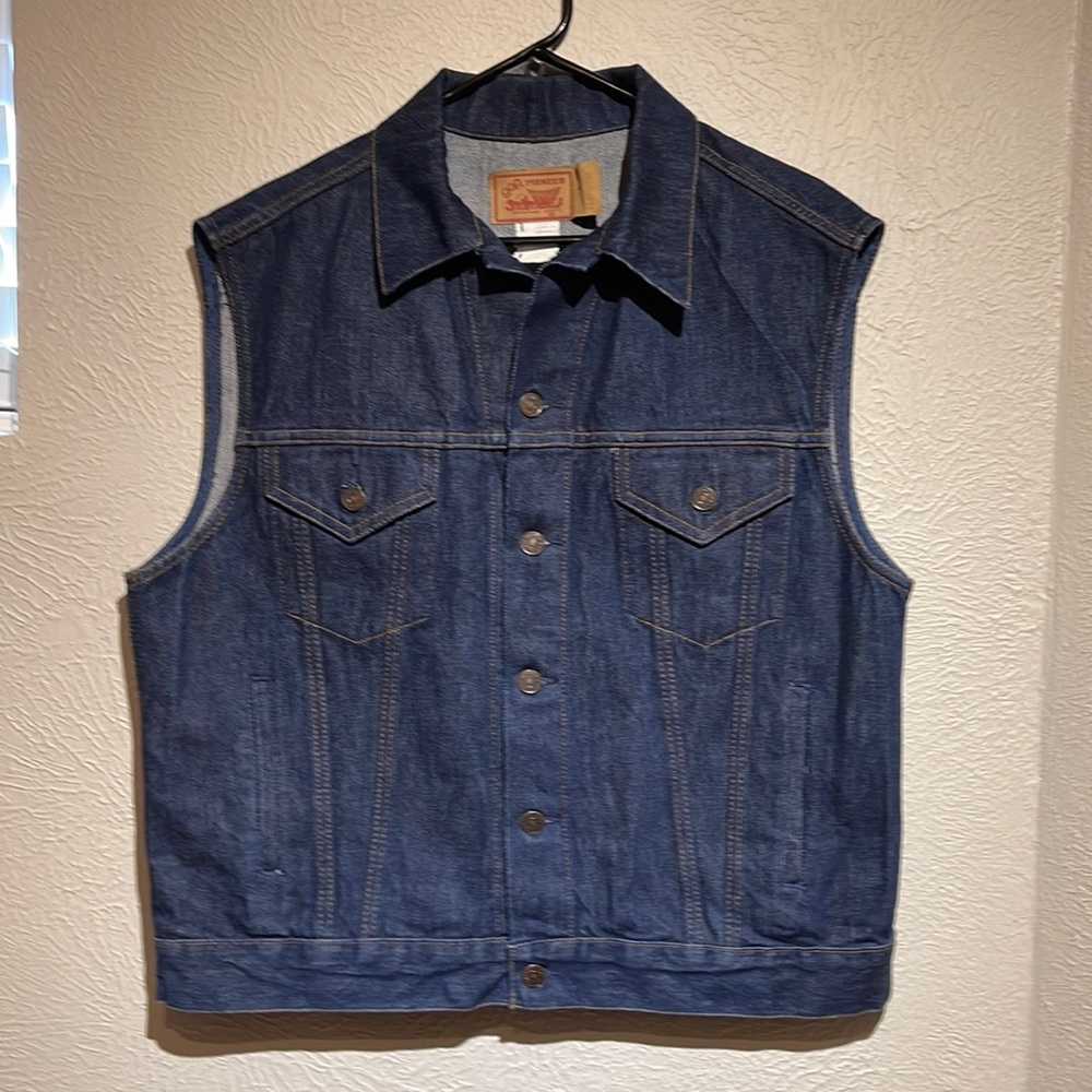 Pioneer by Gap men’s jean vest. Size 44.